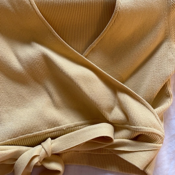 WILFRED CROP YELLOW TOP - Picture 3 of 4